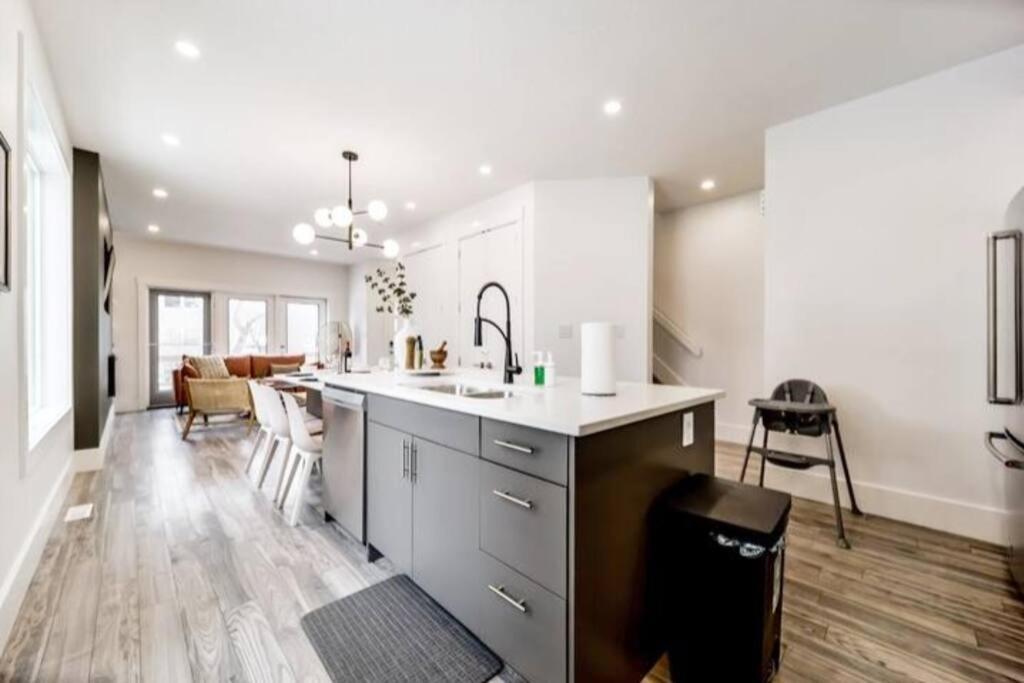 ✦Chic Haven✦3Br Near Dt & Wem, King Bed, Trails, Fast Wifi, Sleeps 6! Vila Edmonton Exterior foto