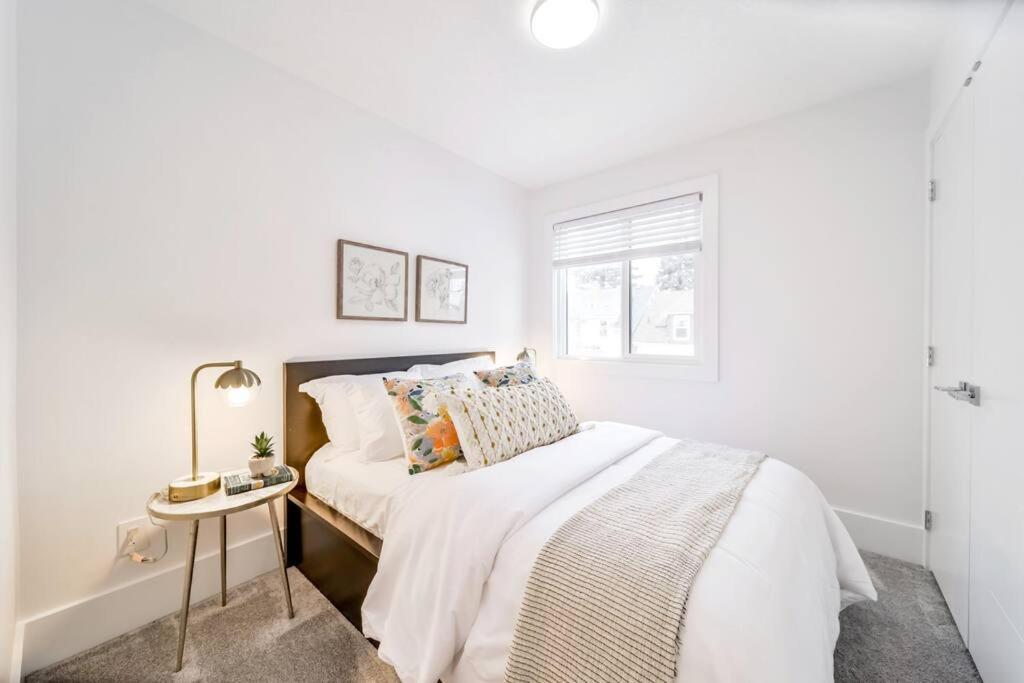 ✦Chic Haven✦3Br Near Dt & Wem, King Bed, Trails, Fast Wifi, Sleeps 6! Vila Edmonton Exterior foto